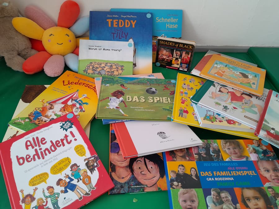 Zu sehen sind verschiedene Bücher, die sich mit dem Thema Vielfalt beschäftigen