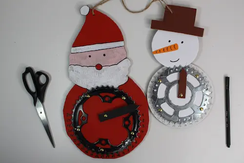 Zahlenadventskalender, der aus Fahrradteilen besteht. EIn Weihnachtsmann und ein Schneemann
