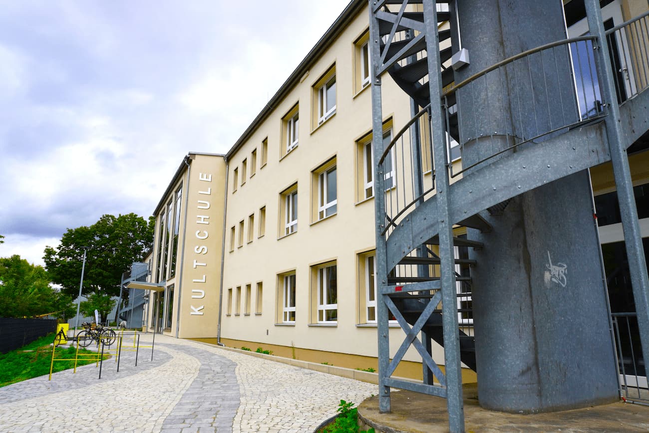 Frontalansicht des neuen Gebäudes, der KultSchule in der Sewanstraße 43